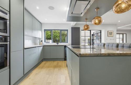 Month Stays, Free parking Luxury 4 Bed - Photo 35