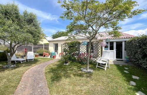 Maison rénovée, à 300m de la plage et proche commerces, avec terrasse et jardin, tout confort - FR-1-361-131 - Photo 2