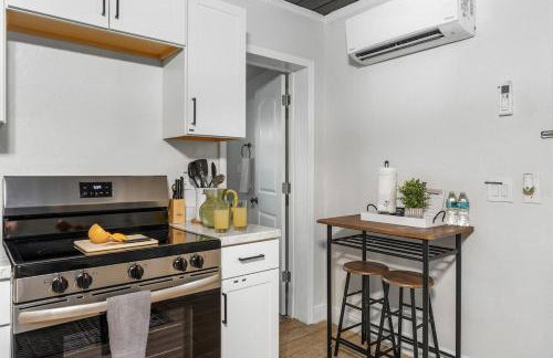 Mins to Beach - Studio Home- Walk to Downtown - Free Parking - Foto 12