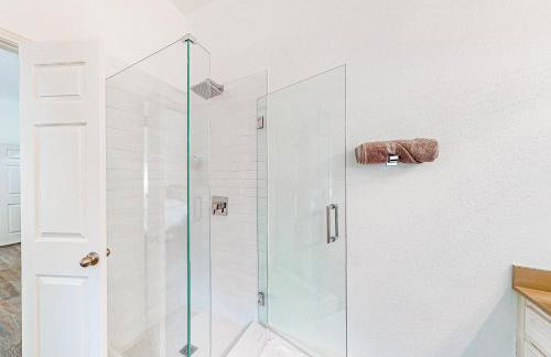 Beautiful dog-friendly home with fireplace, large yard, hammock, W/D, and AC - Foto 18