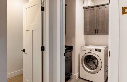 Scenic Modern Home with Private Patio & Fireplace - Foto 18