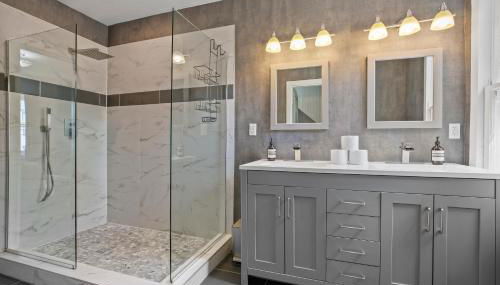 Charming 4BR with Private Patio and Historic Row Downtown - Foto 4, Shower