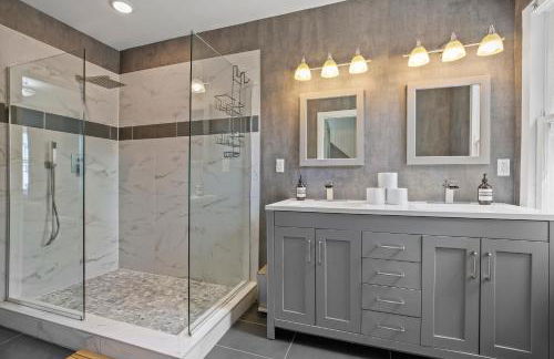 Charming 4BR with Private Patio and Historic Row Downtown - Foto 4