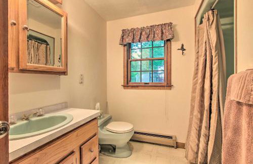 Waterfront New England House on Wickaboag Lake! - Foto 12