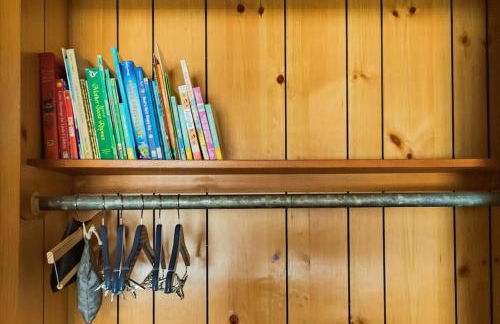 Tranquil Retreat with Fenced Backyard, Hot tub & Bar - Foto 39