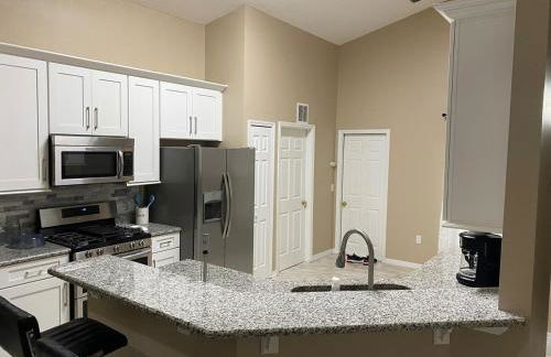 Lakefront Villa with private heated pool - Foto 11