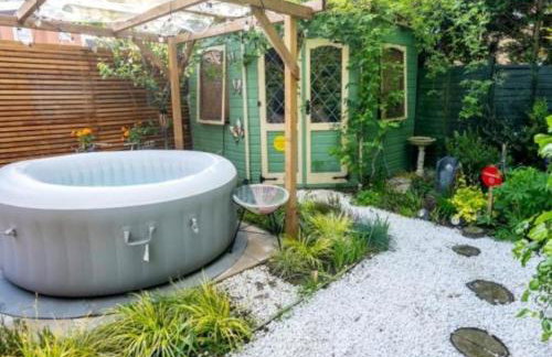 Cosy Garden Accommodation, Private Hot Tub & Four Poster Bed - Photo 8