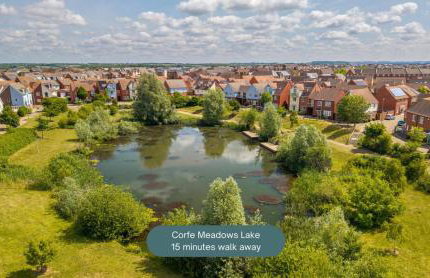 Detached House in Brooklands - Prime Location - Driveway Parking, Self-Check-In, Fast WiFi and Smart TV by Yoko Property - Foto 43