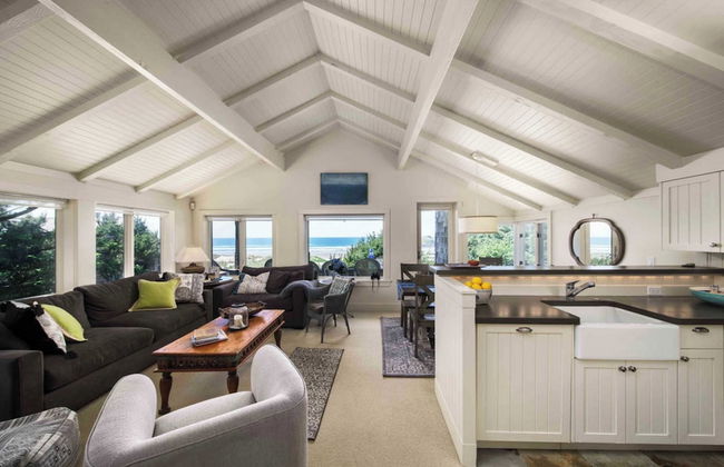 Chapman Cove by Avantstay Gorgeous Beach Bungalow w/ Sauna - Photo 1