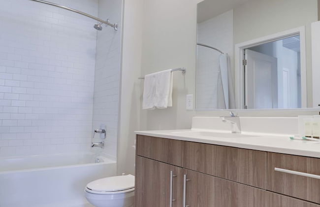 Spacious 2BR Apt with Den W Balcony - Foto 34