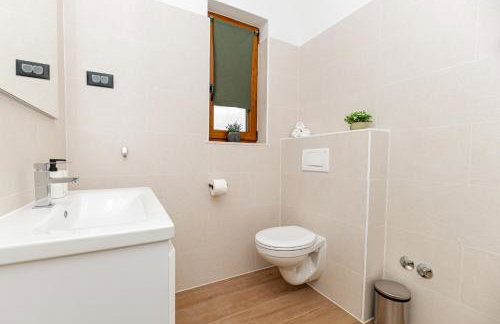 Villa Pietro with a heated Saltwater pool - Photo 18