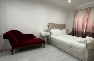 2BR Bungalow with Parking - Sunbeam Haven - Foto 2