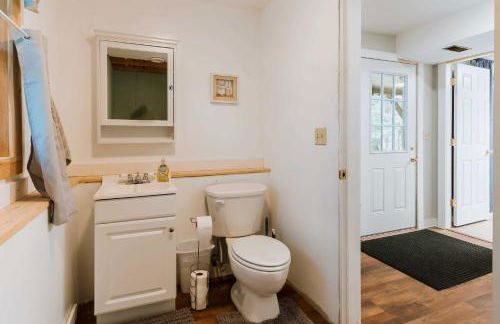 Waterfront Sebec Lake Home with Yard and Fire Pit - Foto 18