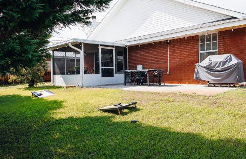 Golden Hour Getaway- Guest Favorite, 2 Min to Beach, Seasonal Pool & Arcade - Foto 16