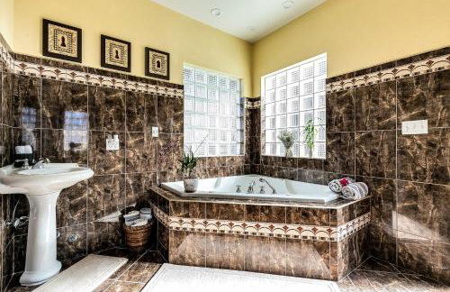 South Florida Spacious Oasis 4BR Retreat with 2 King Beds, Amazing Pool, near Beaches - Photo 61