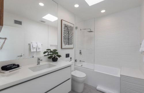 Malibu Breeze - hot tub, ocean view, steps to beach - Foto 27