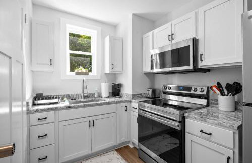 Private Downtown Bungalow Near Riverwalk & Beaches - Photo 11