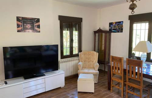 Dos chalets + 3 salones + calefacción + chimeneas (máx 21 personas) - Foto 34