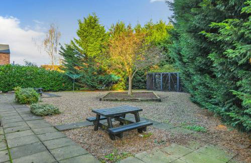 Spacious 6-Bed Home Sleeps 12, Near Highfields Park - Photo 31