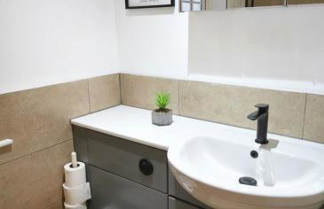 2 Bed Flat - Close to airport & station - Foto 8