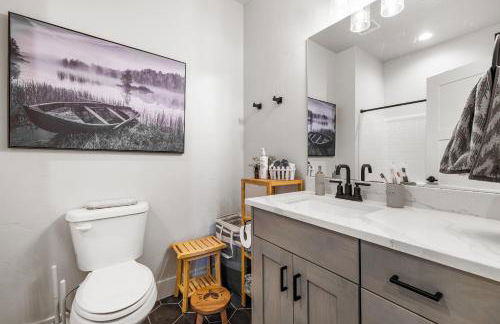 New Mountain Bluebird - walk to lake, golf, and town - game rm - family friendly - sleeps 14 - Photo 19