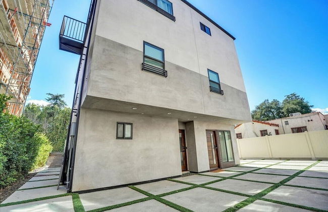 Luxurious Townhome - Photo 42