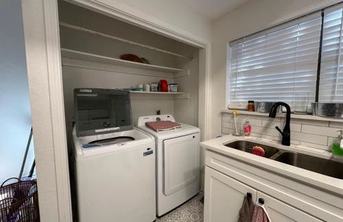 Cozy Condo Private Room, 10 Mins from AT&T Stadium, Gated, Free Parking, & In-Unit Laundry - Foto 10