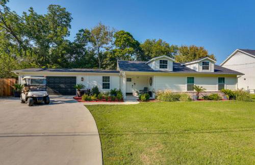 Hot Tub! Family Haven 3 Mi to Lake Ray Roberts - Foto 2