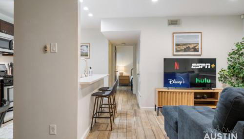 1BR 1BA Pet Friendly Condo w Pool, Gym, Walk to SoCo and Lake by Austin Vacay - Foto 5