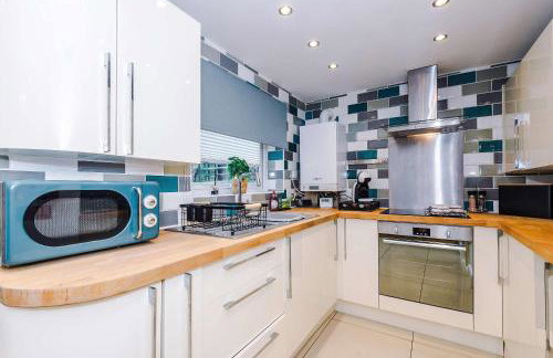 Spacious 3 Bed Home in Great Location by 53 Degrees Property - Ideal for Business with Parking - Foto 11