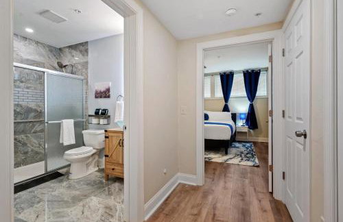 Upscale King Bed Suite ADA with Free Parking - Foto 16