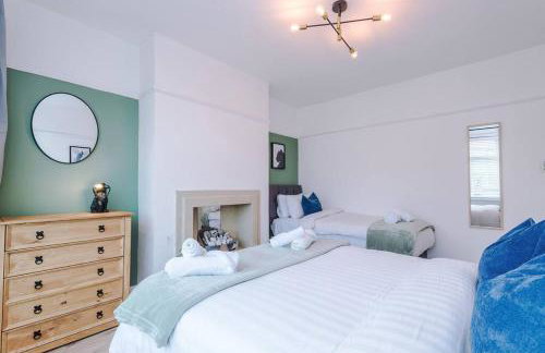 Classic 4 Bedroom House in Wirral with WiFi & Parking Sleeps 9 by PureStay - Foto 15