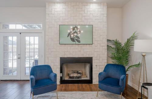 Glamorous Mansion w Private Pool and Cinema Room - Photo 7