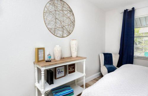 1 Block to Downtown - 7 min to beach - King bed & Free parking - Foto 22