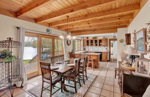 Lakefront Family Home, Kayaks, Hot Tub, Fireplace - Foto 16