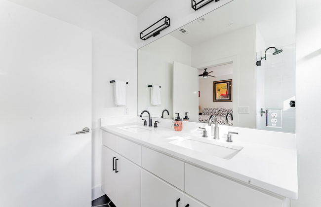 East Downtown 3BR Condo w Fast Wifi and Sleeps 8 - Foto 19