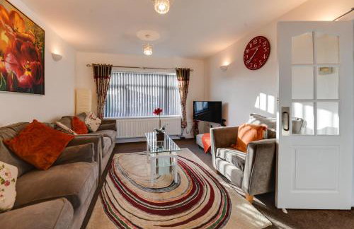 3 BR Home l Free Parking l 5 Guests l Garden l Long Stays l - Foto 1