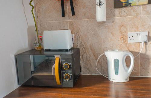 Private and Spacious 2 Bedroom House - Free Parking! - Foto 7