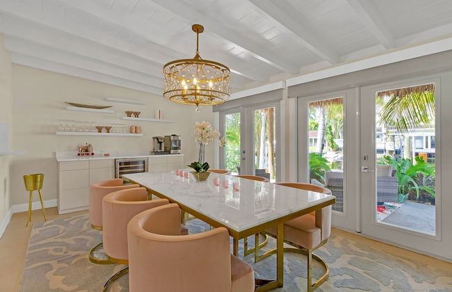 Flirty Flamingo Colorful Waterfront Escape w Pool - Foto 7