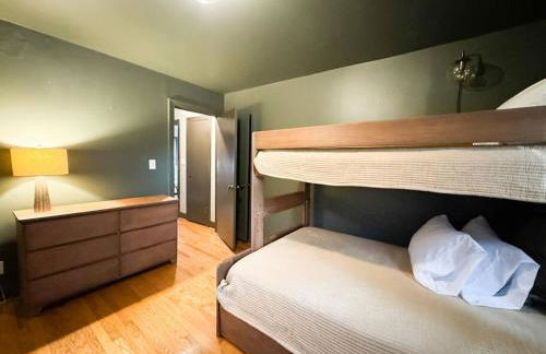 King Bed with Bunkbed Room - Gallatin Stays - Foto 15