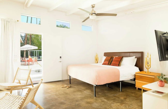 2 Rooms, Sleeps 8 Retro Hotel w/ Pool Wesley King Studio Buyout by Avantstay - Foto 31