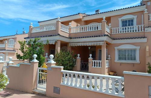 Preciosa casa con terraza y piscina R119 by Novadesta - Foto 1