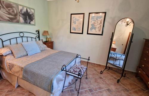 Exclusive Lakeside Villa with Private Pool & Total Privacy - Foto 9