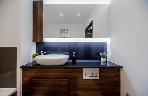 Step Free 2 Bed 2 bath Oasis FlatIClose to David Lloyd Gym with Fully Equipped Kitchen& Parking in DartfordIMins from station and 45 mins into Central London - Photo 14