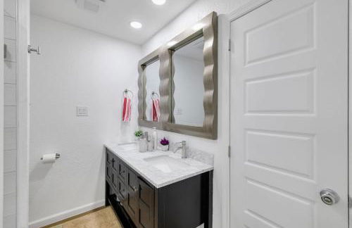 Arlington Entertainment District Home Green & White Door - Foto 17