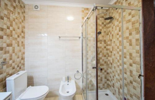 Enjoy Lisbon Cascais Sintra 1200 metres to metro blue line Sintra Rail line Free Parking - Foto 57