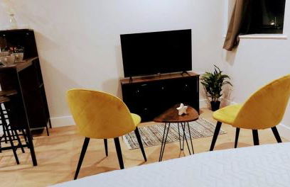 Market Haven Kingsize Studios Town Centre with Netflix, Business & Leisure travellers, multiple units available - Photo 6