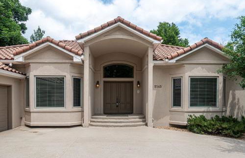 Luxurious 4BR Retreat - Pool Table & Chic Amenities - Photo 40