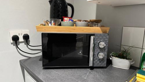 Luxury Detached Studio Apartment - Free Super Fast WiFi - Free Parking - 15 Mins from Luton Airport - Foto 4, minibar