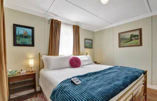 Timeless Pineview Cottage Hot Tub & Pet Friendly - Photo 26